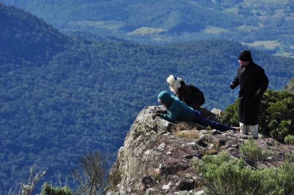 Turustas se debruçam para admirar o canyon Fortaleza, em Cambará do Sul - RS